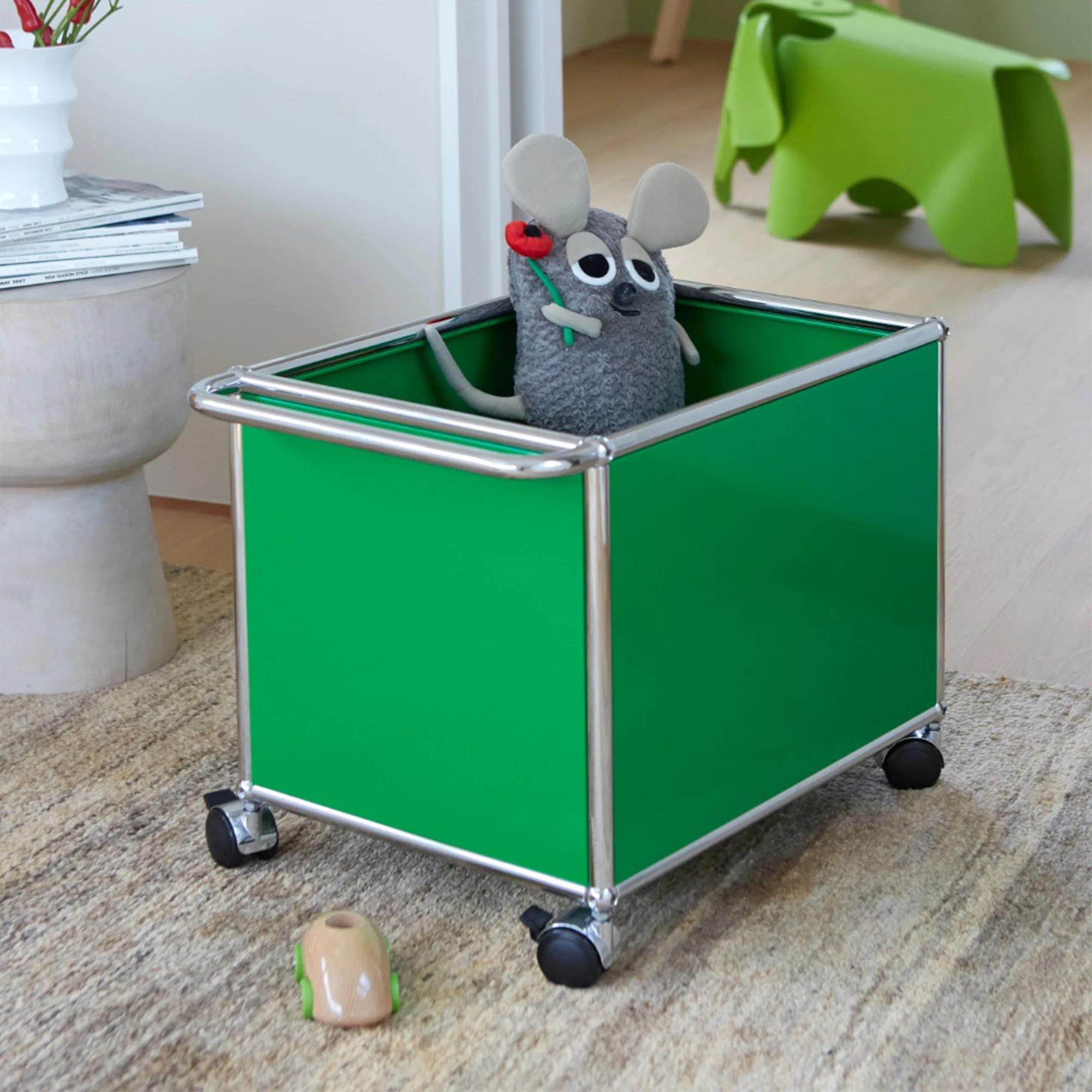 M53 Storage Box - Green (2) USM Haller M53 Storage Box in Green – detail view