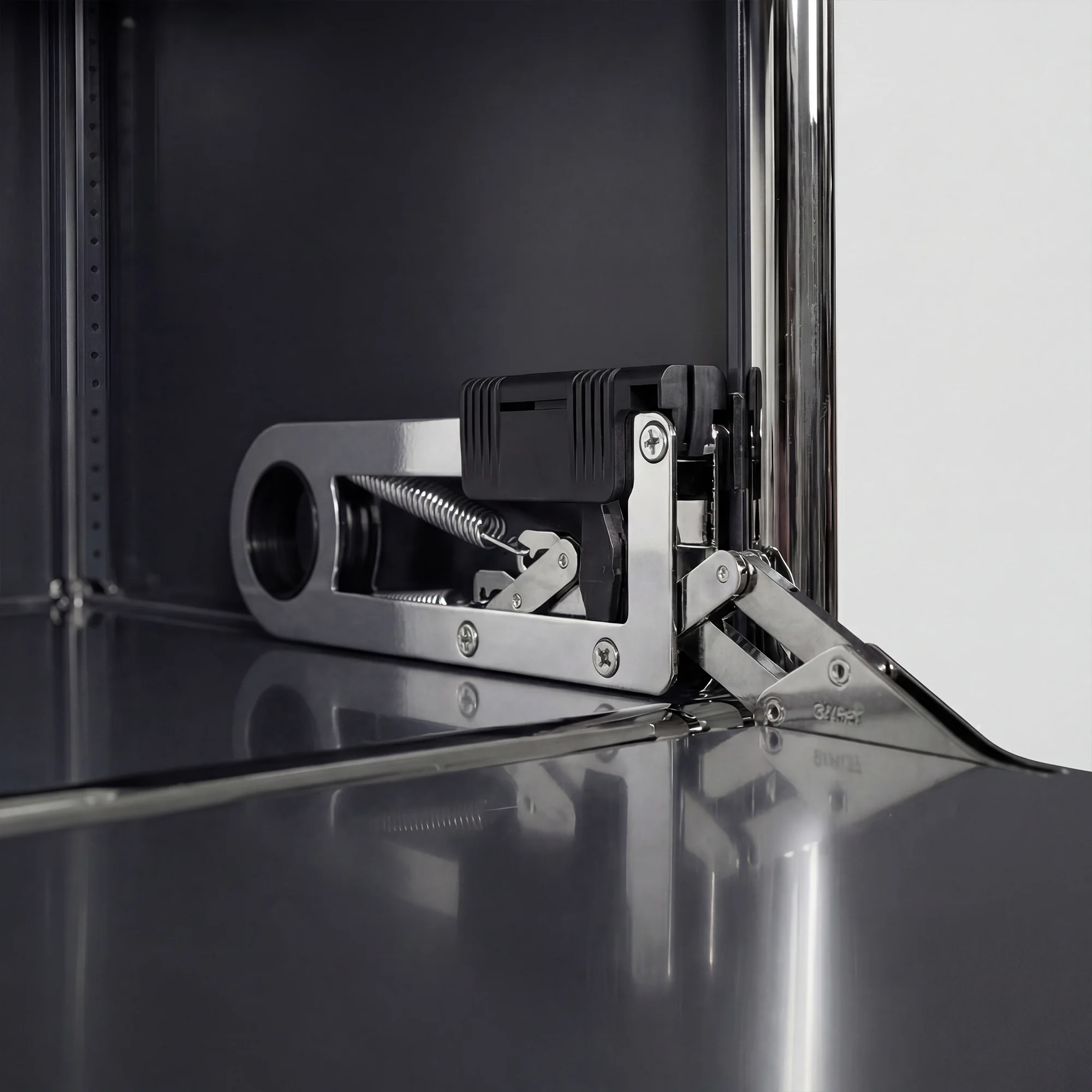 USM Haller shelving unit in Anthracite – detail view