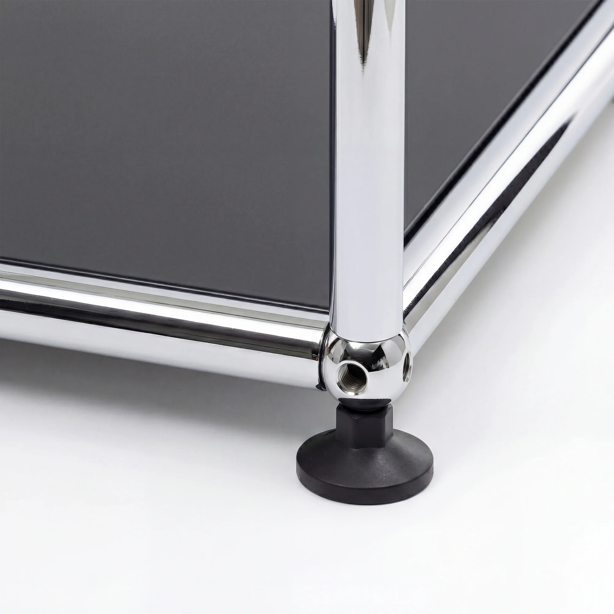 USM Haller storage system in Anthracite – styled setup