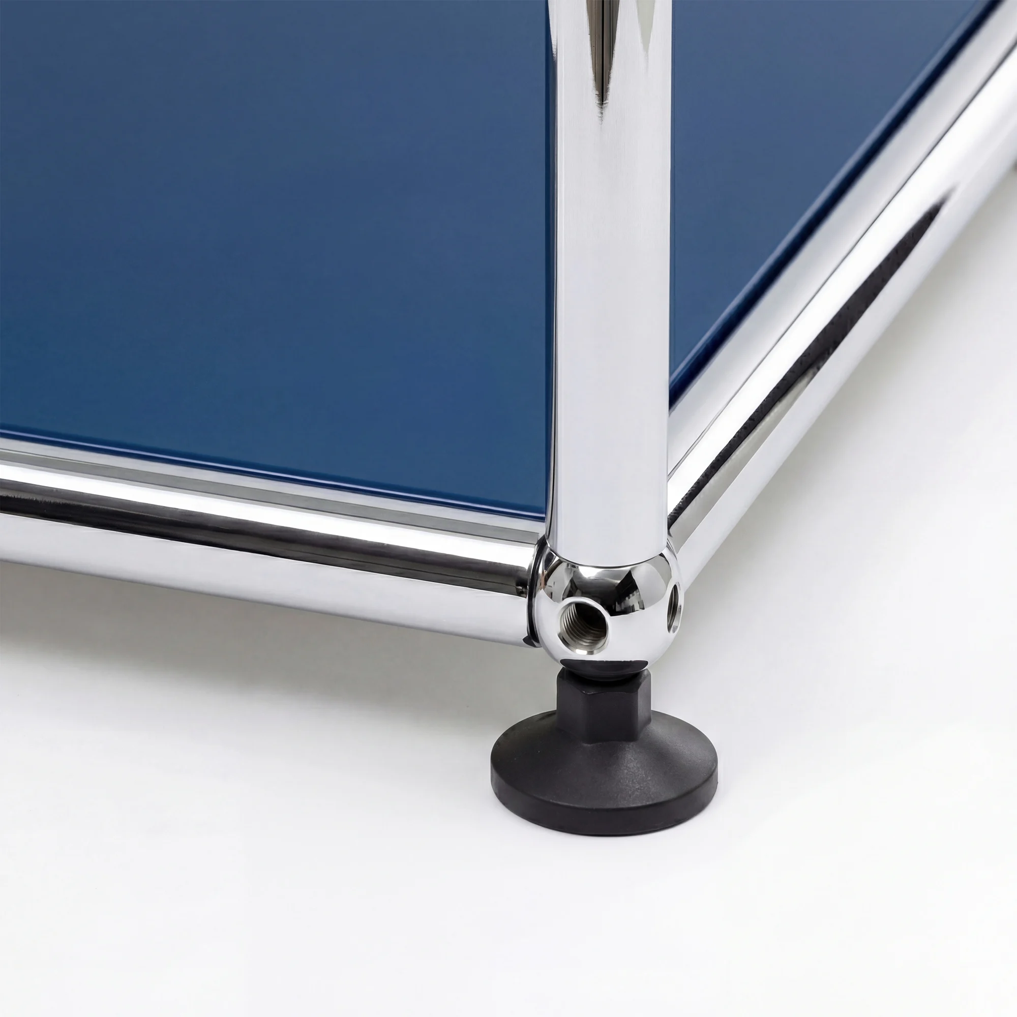 Gentian Blue 7 USM Haller storage system in Gentian Blue – styled setup