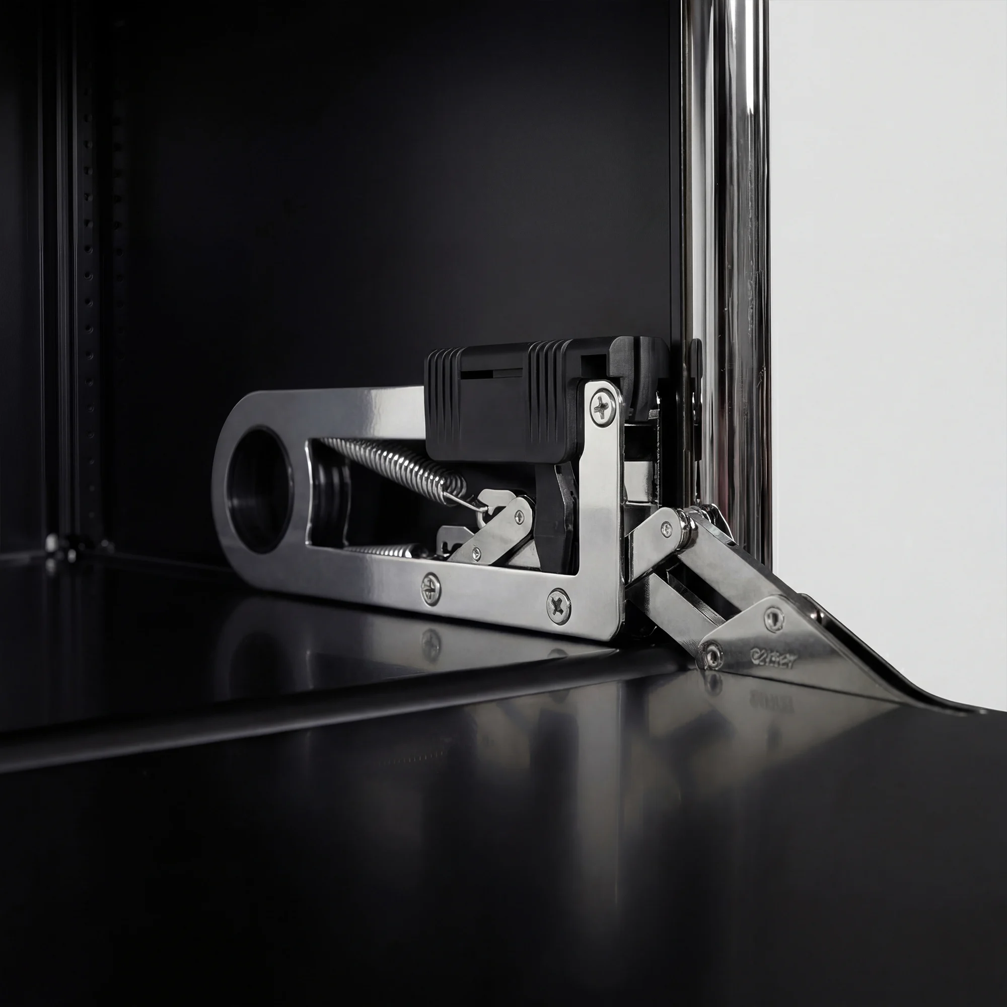 USM Haller shelving unit in Graphite Black – detail view