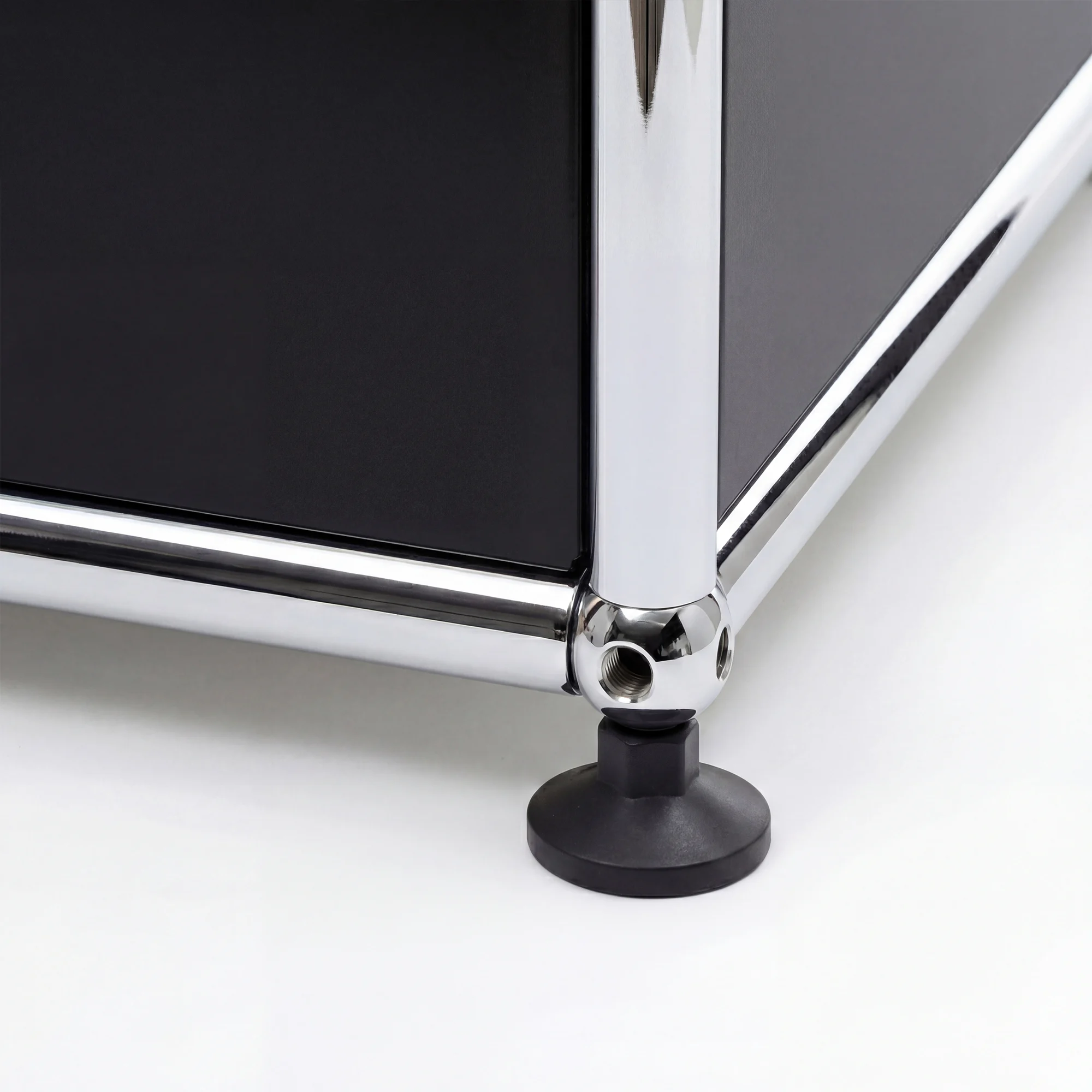USM Haller storage system in Graphite Black – styled setup