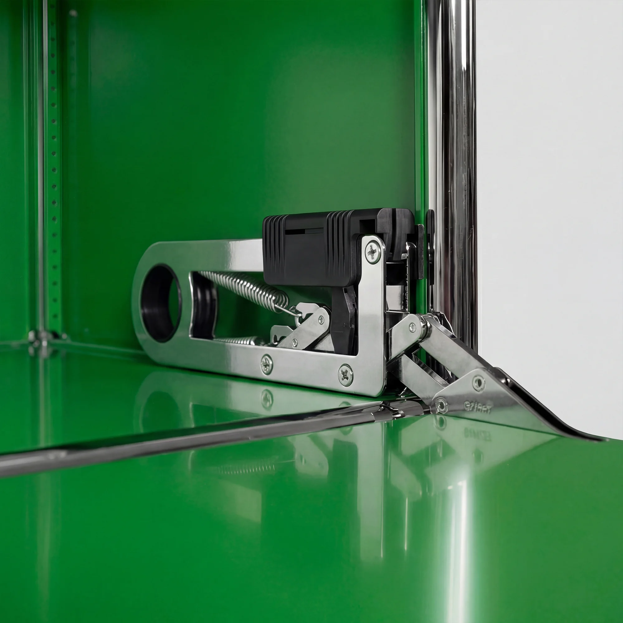Green 2 USM Haller shelving unit in Green – detail view
