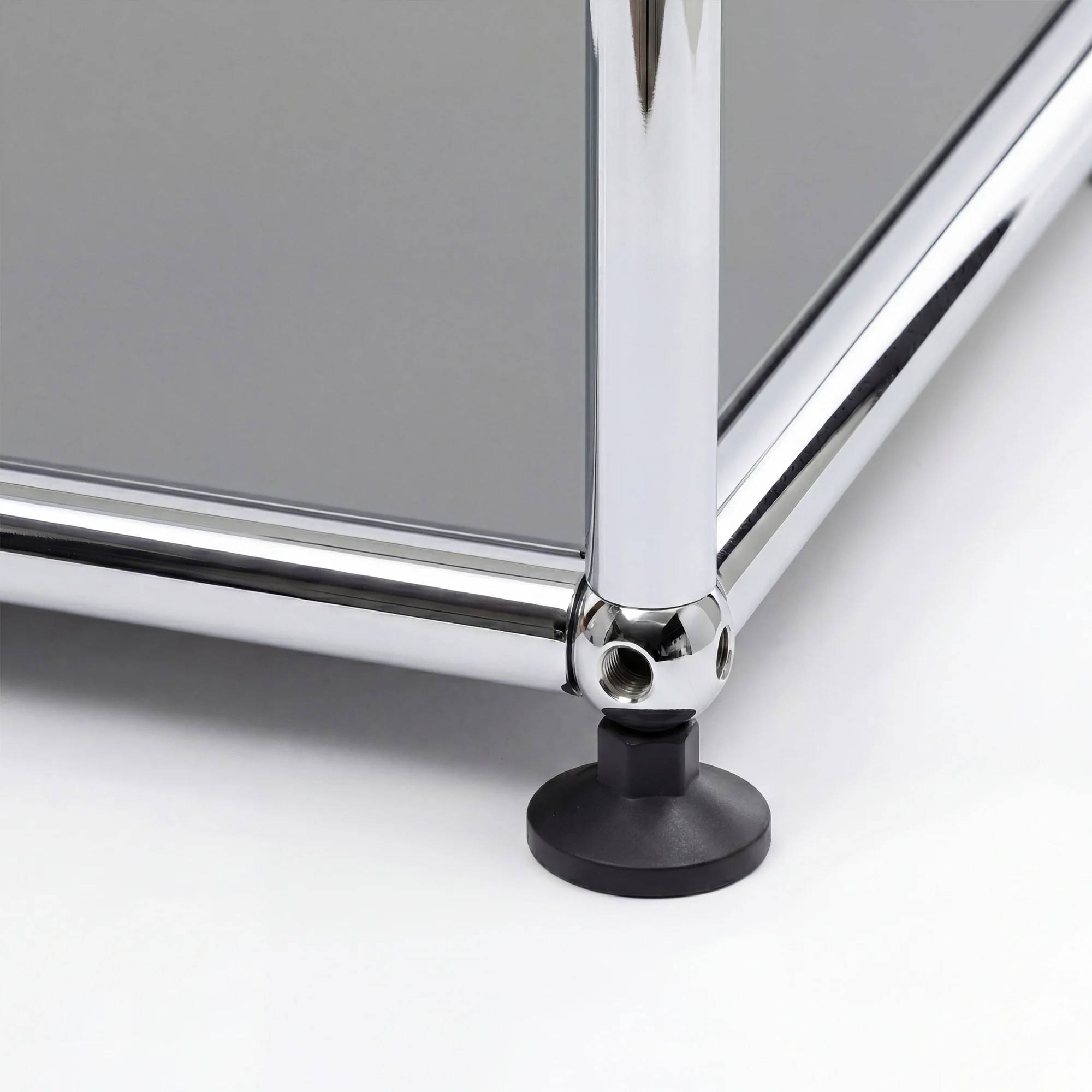 USM Haller storage system in Mid Gray – styled setup