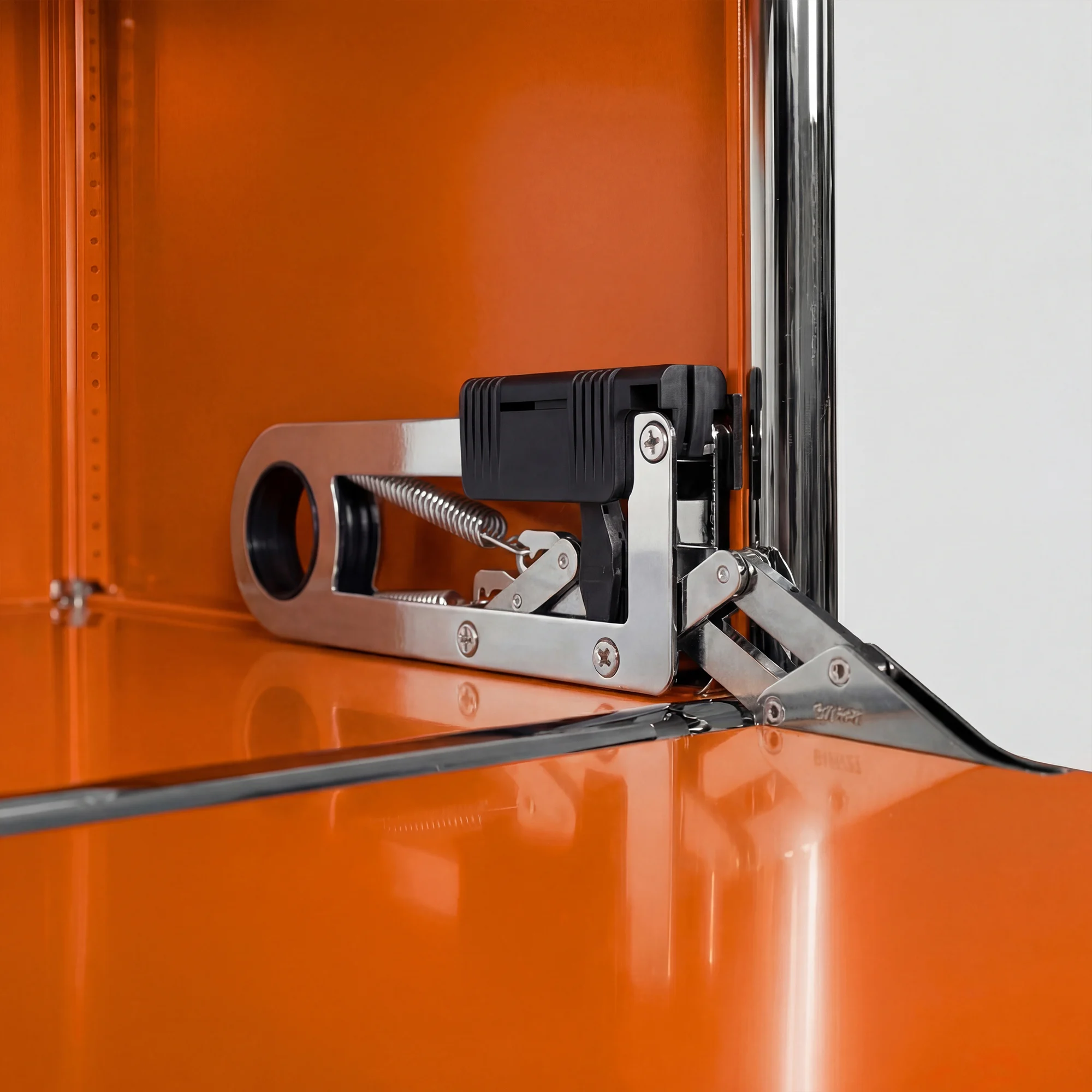 Pure Orange 2 USM Haller shelving unit in Pure Orange – detail view