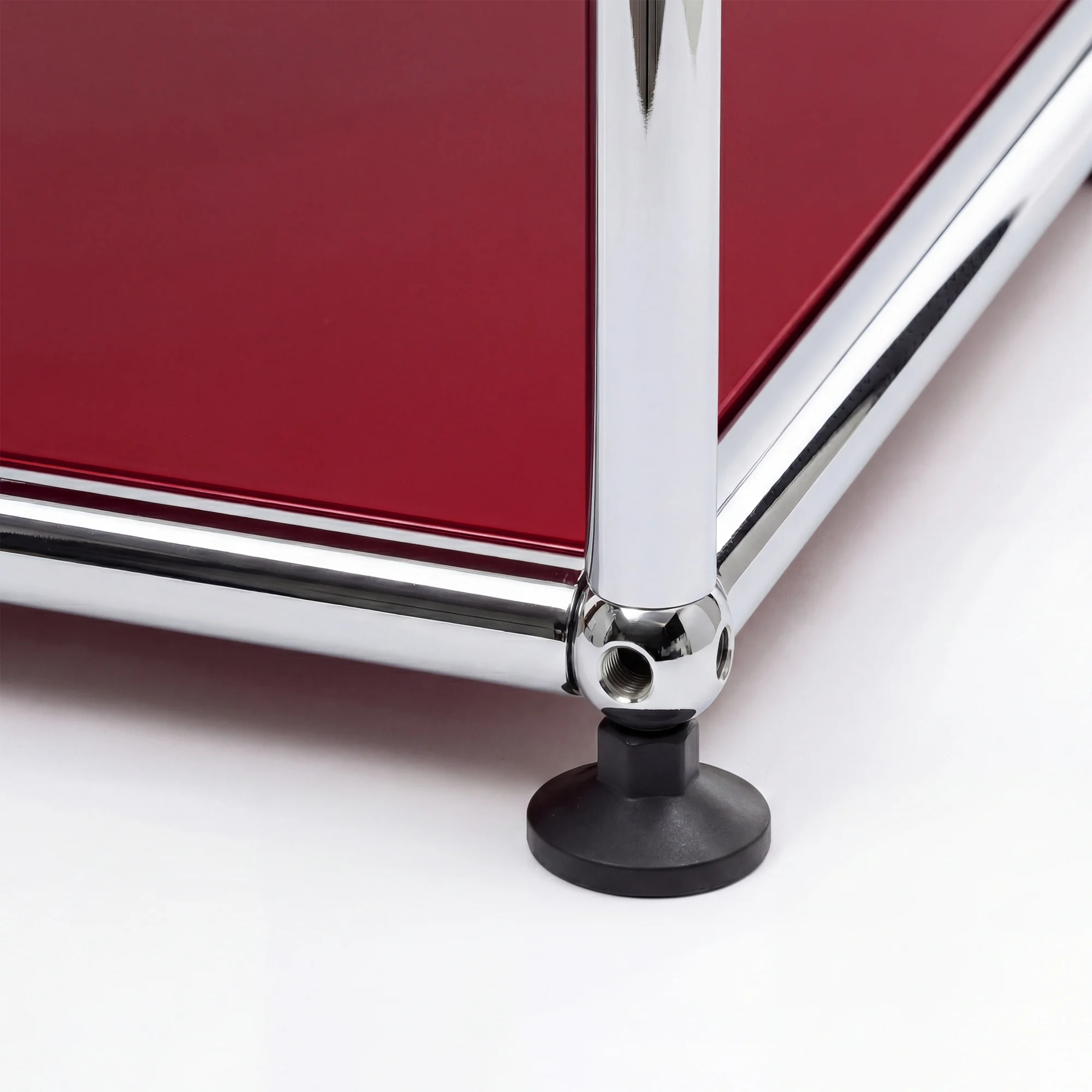 USM Haller storage system in Ruby Red – styled setup