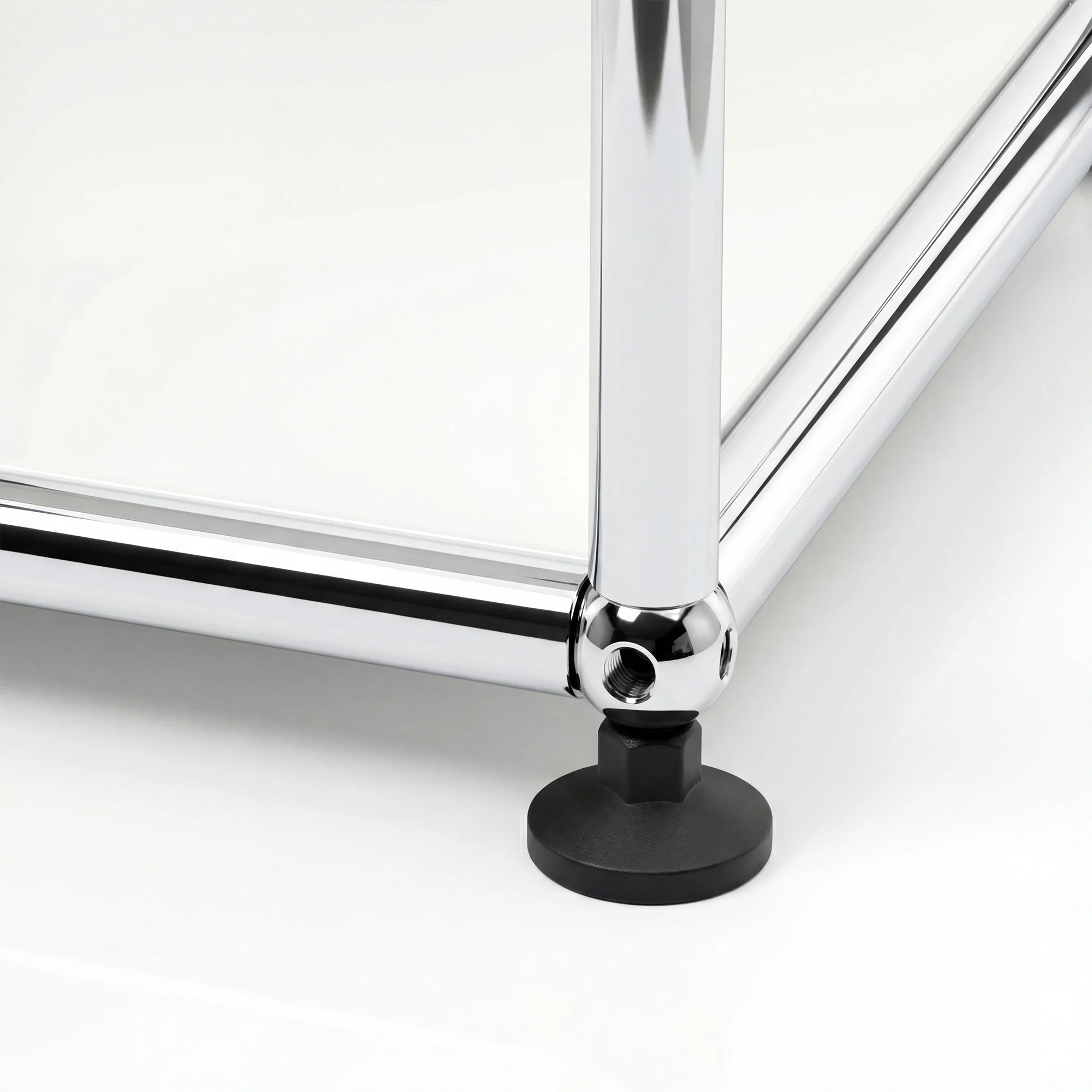 USM Haller storage system in White – styled setup